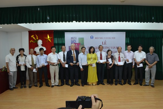 Trao giải thưởng Hội Nhà văn Việt Nam năm 2013 - ảnh 1